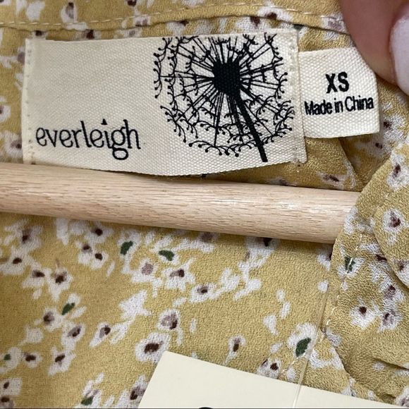 Everleigh Top Size XS Blouse Floral Yellow White Sleeveless Button Shirt V-neck - Picture 9 of 10